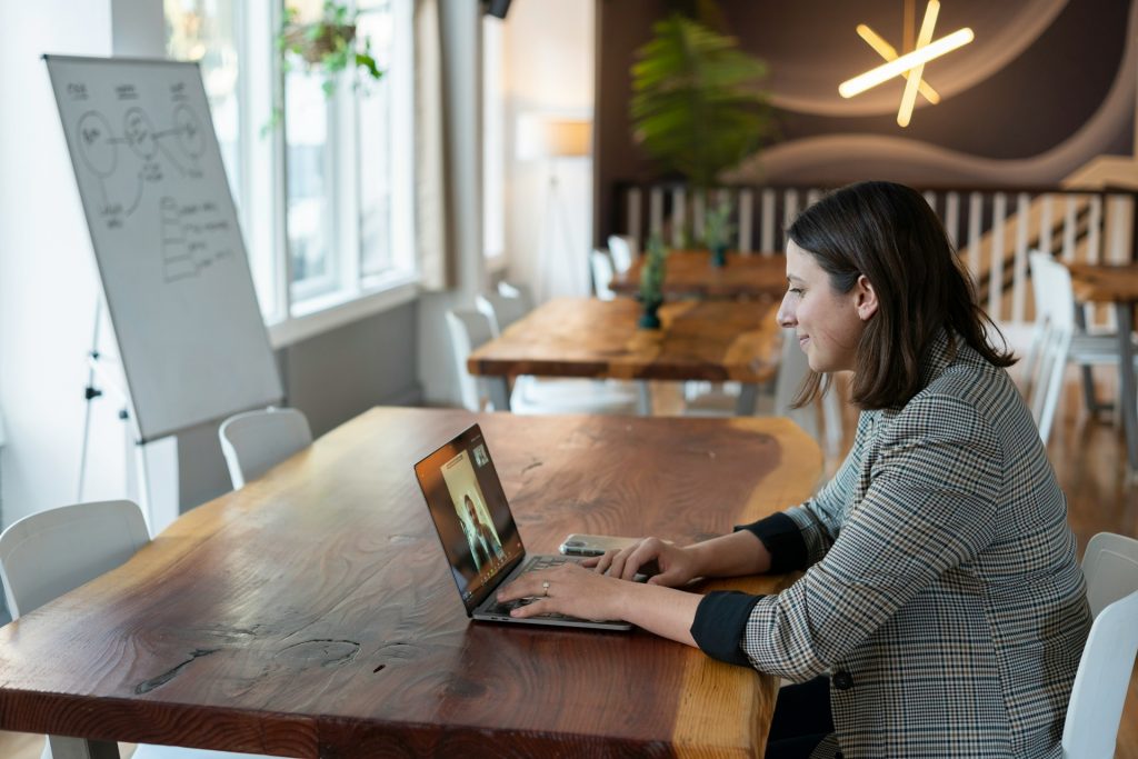 Woman following an Online Training course from Remote Income Academy